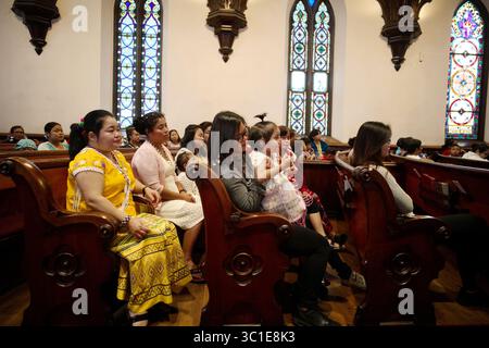 27. August 2017 – St. Paul, MN – Minnesota, USA – USA – Flüchtlinge aus Myanmar, einer der größten und weniger bekannten Gemeinden der Metro, haben mehrere schrumpfende, graue Gemeinden wiederbelebt, darunter First Baptist in St. Paul. Allein St. Paul's First Baptist hat sechs neue Karen-Kirchen geboren, und ihre Mitglieder sind immer noch drei Viertel Karen. Ein neuer Hollywood-Film über Karen-Flüchtlinge, die eine sterbende Tennessee-Kirche retten, erscheint im August. (Kreditbild: Richard Tsong-Taatarii/Minneapolis Star Tribune/TNS via ZUMA Wire) Stockfoto