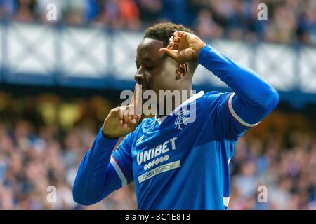 Glasgow, Großbritannien. Juli 2025. Rangers FC spielte Panathinaikos FC im Ibrox Stadium in Glasgow, Schottland, dem Heimstadion des Rangers FC, in der zweiten Qualifikationsrunde der UEFA Champions League 2025/2026. Das Ergebnis war die Rangers 2:0 Panathinaikos. Bild von Djeidi Gassama (R23), der mit den Fans und seinen Teamkollegen feiert, nachdem er in 78 Minuten das zweite Tor der Rangers erzielte. Quelle: Findlay/Alamy Live News Stockfoto