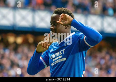 Glasgow, Großbritannien. Juli 2025. Rangers FC spielte Panathinaikos FC im Ibrox Stadium in Glasgow, Schottland, dem Heimstadion des Rangers FC, in der zweiten Qualifikationsrunde der UEFA Champions League 2025/2026. Das Ergebnis war die Rangers 2:0 Panathinaikos. Bild von Djeidi Gassama (R23), der mit den Fans und seinen Teamkollegen feiert, nachdem er in 78 Minuten das zweite Tor der Rangers erzielte. Quelle: Findlay/Alamy Live News Stockfoto