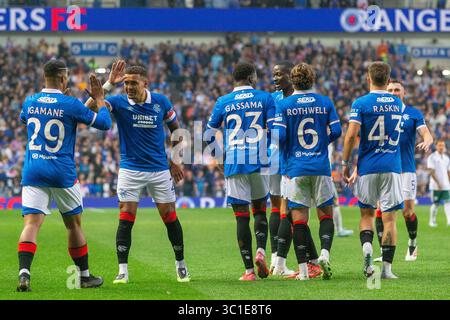Glasgow, Großbritannien. Juli 2025. Rangers FC spielte Panathinaikos FC im Ibrox Stadium in Glasgow, Schottland, dem Heimstadion des Rangers FC, in der zweiten Qualifikationsrunde der UEFA Champions League 2025/2026. Das Ergebnis war die Rangers 2:0 Panathinaikos. Bild von Djeidi Gassama (R23), der mit den Fans und seinen Teamkollegen feiert, nachdem er in 78 Minuten das zweite Tor der Rangers erzielte. Quelle: Findlay/Alamy Live News Stockfoto