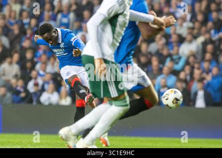 22. Juli 2025, Glasgow, Schottland. Rangers FC spielte Panathinaikos FC im Ibrox Stadium in Glasgow, Schottland, dem Heimstadion des Rangers FC, in der zweiten Qualifikationsrunde der UEFA Champions League 2025/2026. Das Ergebnis war die Rangers 2:0 Panathinaikos. Bild von Djeidi Gassama (R23), der den Ball tritt und den Rangers das zweite Tor in 78 Minuten erzielt. Quelle: Findlay / Alamy Live News Stockfoto