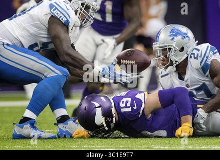 1. Oktober 2017: Minneapolis, MN, USA – Adam Thielen (19), der Minnesota Vikings-Empfänger, saß in der letzten Sekunde des Spiels auf der Bank. Der Ball wurde von Tahir Whitehead (59) zurückgeholt. .... .. - 1. Oktober 2017, Minneapolis, MN, NFL, US Bank Stadium, Minnesota Vikings vs. Detroit Tigers (Kreditbild: Carlos Gonzalez/Minneapolis Star Tribune/TNS via ZUMA Wire) Stockfoto
