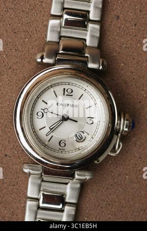 Jan. 2002 - Minneapolis, Minnesota, USA - ALLGEMEINE INFORMATIONEN: Varietätenabbildung: Fälschungen und Fälschungen. Es ist eine Sache, wenn Sie für ein teures, exklusives Accessoire wie eine Rolex-Uhr, eine Louis Vuitton Brieftasche oder eine Kate Spade Handtasche zahlen... AUF DIESEM FOTO: Variety Illustration: Fälschungen und Fälschungen. Es ist eine Sache, wenn man für ein teures, exklusives Accessoire wie eine Rolex-Uhr, eine Louis Vuitton Brieftasche oder eine Kate Spade Handtasche viel Geld zahlt. Es ist finanziell noch schmerzhafter, herauszufinden, dass es nicht das echte ist. Aber lokale Schnäppchenhändler haben die Möglichkeit, absichtlich gefälschte Produkte zu kaufen Stockfoto