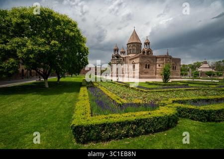 Der Mutterstuhl des Heiligen Etchmiadzin ist das herausragende Zentrum der Armenisch-Apostolischen Kirche in Etchmiadzin, Armenien Stockfoto