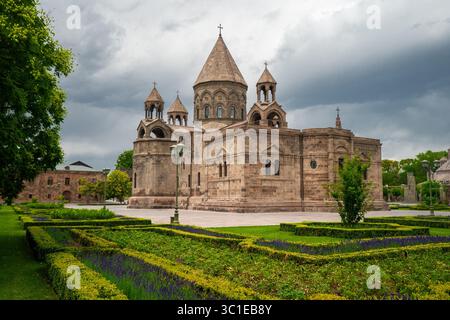 Der Mutterstuhl des Heiligen Etchmiadzin ist das herausragende Zentrum der Armenisch-Apostolischen Kirche in Etchmiadzin, Armenien Stockfoto