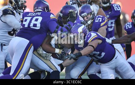 8. November 2015 - Minneapolis, MN, USA - Minnesota Vikings Defensive Tackle Linval Joseph (98), Tom Johnson (92) und Chad Greenway stoppten St. Louis Rams, Todd Gurley (30) im dritten Quartal am Sonntag, 8. November 2015 in Minneapolis, MN. Die Minnesota Vikings schlugen die St. Louis Rams 21-18 in Überstunden im TCF Bank Stadium. / (Bild: Jerry Holt/Minneapolis Star Tribune/TNS via ZUMA Wire) Stockfoto