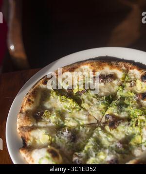 11. Januar 2016 - Richfield, Minnesota, USA - Chef/Eigentümer Ben Rients hat eine erstklassige Pizza kreiert, einschließlich der Guanciale-Pizza, die gesalzenes Schweinefleisch, geriebenes Fleisch und Rosenkohl sowie Ahornsirup enthält / (Credit Image: Richard Tsong-Taatarii/Minneapolis Star Tribune/TNS via ZUMA Wire) Stockfoto