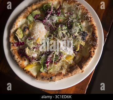 11. Januar 2016 - Richfield, Minnesota, USA - Chef/Eigentümer Ben Rients hat eine erstklassige Pizza kreiert, einschließlich der Wintersalat-Pizza. / (Bild: Richard Tsong-Taatarii/Minneapolis Star Tribune/TNS via ZUMA Wire) Stockfoto