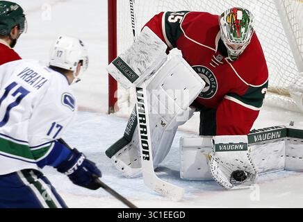 15. Dezember 2015: St. Paul, MN, USA – Minnesota Wild-Torwart Darcy Kuemper (35) sicherte sich in der zweiten Periode eine Rettung. - 15. Dezember 2015, St. Paul, MN, Xcel Energy Center, NHL, Minnesota Wild vs. Vancouver Canucks (Kreditbild: Carlos Gonzalez/Minneapolis Star Tribune/TNS via ZUMA Wire) Stockfoto