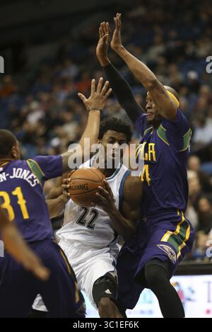 4. Februar 2016 – Minneapolis, MN, USA – der Wachmann der Timberwolves Andrew Wiggins versuchte im ersten Quartal zwischen der Pelicaner-Garde Bryce Dejean-Jones (31) und dem Pelicans-Stürmer Dante Cunningham (44) zu rutschen. Die Minnesota Timberwolves standen den New Orleans Pelicans in einem NBA-Basketballspiel am 8. Februar 2016 im Target Center in Minneapolis gegenüber. (Bild: Jeff Wheeler/Minneapolis Star Tribune/TNS via ZUMA Wire) Stockfoto