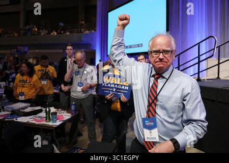 2. Juni 2018: Rochester, MN, USA – der Gouverneurskandidat Tim Walz hat nach mehreren Wahlrunden während der DFL State Convention am Samstag seine Faust auf dem Kongresssaal gepumpt. ...Demokraten aus dem ganzen Bundesstaat versammelten sich am zweiten Tag der DFL State Convention, um die Kandidaten ihrer Partei am Samstag, 2. Juni 2018 im Mayo Civic Center in Rochester, Minn. (Credit Image: Anthony Souffle/Minneapolis Star Tribune/TNS via ZUMA Wire) auszuwählen. Stockfoto