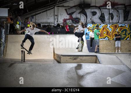 21. Juni 2018 - Golden Valley, MN, USA - Alec Majerus aus Rochester und Nicole Haus aus Stillwater liefen gemeinsam im 3rd Lair Skate Park während eines Medientages für die X Games am 21. Juni 2018 in Golden Valley, Minn. (Credit Image: Renee Jones Schneider/Minneapolis Star Tribune/TNS via ZUMA Wire) Stockfoto