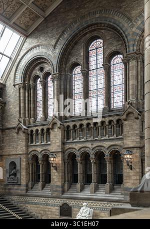 London, Großbritannien - 21. Juli 2025 - die aufwändigen Glasmalereien befinden sich in reich detaillierten Mauern aus Mauerwerk und lassen das Tageslicht den Hintz beleuchten Stockfoto