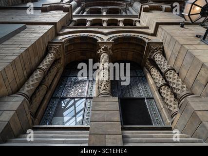 London, Großbritannien - 21. Juli 2025 - Blick auf die detailreichen Mauern aus Mauerwerk und Buntglas des Natural History Museum, das von Victorian bedeutsam ist Stockfoto
