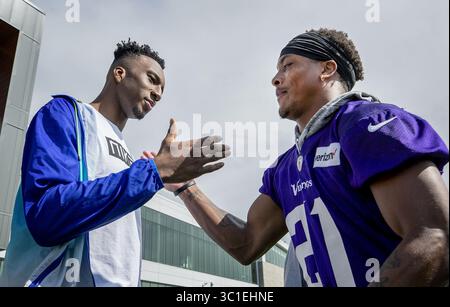 26. Juli 2018: Eagan, MN, USA – Minnesota Timberwolves Draft Pick in der ersten Runde Josh Okogie traf Minnesota Vikings Draft Pick Mike Hughes im Trainingscamp. .... .... – 26. Juli 2018, Eagan, MN, Twin Cities Orthopedics Performance Center, Minnesota Vikings Training Camp, Rookies und Quarterbacks (Kreditbild: Carlos Gonzalez/Minneapolis Star Tribune/TNS via ZUMA Wire) Stockfoto