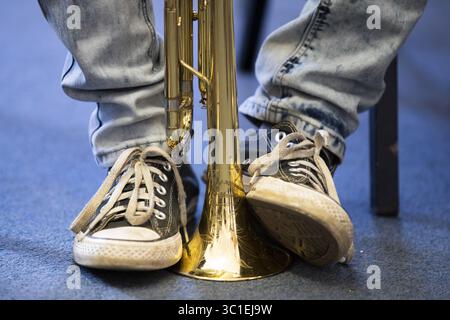 12. August 2018: Durban, MN, Minnesota, SÜDAFRIKA: Ein Trompetenspieler der KwaZulu Natal Youth Wind Band hört während einer Gruppensitzung mit Trompetenspielern des Minnesota Orchestra zu. ...HINTERGRUNDINFORMATIONEN: Eine Gruppe des Minnesota Orchestra besucht die KwaZulu Natal Youth Bläserband für ein Engagement an der Durban Music School in Durban, Südafrika am Sonntag, den 12. August 2018. (Kreditbild: Leila Navidi/Minneapolis Star Tribune/TNS via ZUMA Wire) Stockfoto