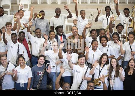 12. August 2018: Mitglieder des Minnesota Orchestra posieren für ein Gruppenfoto mit der KwaZulu Natal Youth Wind Band. ...HINTERGRUNDINFORMATIONEN: Eine Gruppe des Minnesota Orchestra besucht die KwaZulu Natal Youth Bläserband für ein Engagement an der Durban Music School in Durban, Südafrika am Sonntag, den 12. August 2018. (Kreditbild: Leila Navidi/Minneapolis Star Tribune/TNS via ZUMA Wire) Stockfoto