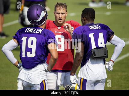 15. August 2018: Eagan, MN, USA – Minnesota Vikings Quarterback Kirk Cousins sprachen mit Adam Thielen (19) und Stefon Diggs (14) während eines gemeinsamen Trainings mit den Jacksonville Jaguars. .... .. – 15. August 2018, Eagan, MN, Twin Cities Orthopedics Performance Center, Minnesota Vikings Training Camp, – Jacksonville Jaguars (Bild: Carlos Gonzalez/Minneapolis Star Tribune/TNS via ZUMA Wire) Stockfoto