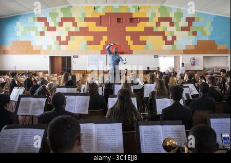 19. August 2018 – Johannesburg, MN – Minnesota, SÜDAFRIKA – Roderick Cox dirigiert während der Probe für ein SANYO-Konzert. ....HINTERGRUNDINFORMATION: Der Associate Dirigent des Minnesota Orchestra, Roderick Cox, dirigiert am Sonntag, den 19. August 2018, ein Konzert des South African National Youth Orchestra (SANYO) in der Brixton Kerk Church in Johannesburg, Südafrika. (Kreditbild: Leila Navidi/Minneapolis Star Tribune/TNS via ZUMA Wire) Stockfoto