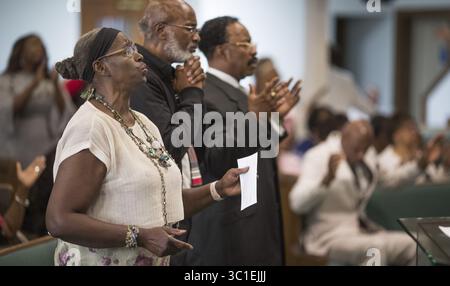 19. August 2018: Nell Collier und ihr Ehemann Ron Collier verließen zusammen mit Amos Stevenson die Greater Friendship Missionary Baptist Church am 19. August 2018 in Minneapolis. Rev. Russell ist Präsident der Minnesota Baptist Convention. (Kreditbild: Jerry Holt/Minneapolis Star Tribune/TNS via ZUMA Wire) Stockfoto