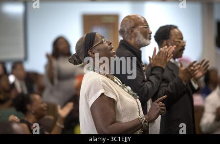 19. August 2018: Nell Collier und ihr Ehemann Ron Collier verließen zusammen mit Amos Stevenson die Greater Friendship Missionary Baptist Church am 19. August 2018 in Minneapolis. Rev. Russell ist Präsident der Minnesota Baptist Convention. (Kreditbild: Jerry Holt/Minneapolis Star Tribune/TNS via ZUMA Wire) Stockfoto