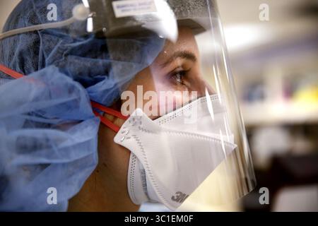 3. Oktober 2014 - Minneapolis, MN, USA - Dr. Rochelle Zarzar, eine erste Assistenzärztin in der Notaufnahme des Hennepin County Medical Center, trägt die persönliche Schutzausrüstung (PSA), die bei der Pflege von Patienten mit Ebola-Symptomen im Hennepin County Medical Center während einer Pressekonferenz verwendet werden würde. / HINTERGRUNDINFORMATION: Nur Stunden bevor der erste Ebola-Fall in den Vereinigten Staaten diagnostiziert wurde, führten die Mitarbeiter des HCMC eine umfassende, 4-stündige Übung durch, um die Versorgung eines Patienten mit Ebola-Symptomen von der Klinik bis hin zur Intensivstation zu simulieren. Freitag, 3. Oktober 2014. (Cre Stockfoto