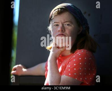 16. September 2015 – Willmar, VT, USA – Rachel Wollum, 26, leidet unter dem Down-Syndrom und hat in ihrer Heimatstadt Middlebury, VT ein florierendes Keksgeschäft. Wollum wurde in einem Kirchenkeller in Middlebury gesehen, wo sie ihre Schokoladen-Chip-Kekse backt. . Vor mehr als einem Jahrzehnt schloss Vermont seine geschützten Werkstätten und Gruppenheime und wettete groß auf die Einbeziehung in die Gemeinschaft und die Auszahlungen waren groß -- sowohl für Behinderte als auch für die Steuerzahler.Rachel Wollum, cq (Credit Image: David Joles/Minneapolis Star Tribune/TNS via ZUMA Wire) Stockfoto