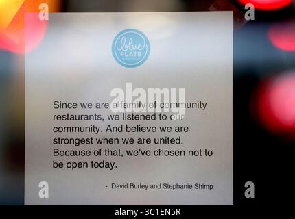 16. Februar 2017 - Minneapolis, MN, USA - Vereinigte Staaten - der Mercury Dining Room and Rail in Downtown Minneapolis ist eines der Restaurants, die am Donnerstag geschlossen wurden, aus Solidarität mit einem landesweiten Protest, der als „Tag ohne Einwanderer“ bezeichnet wird, und wurde am Donnerstag, 16. Februar 2017, in Minneapolis, MN, gefeiert...... Eine wachsende Zahl von Twin Cities-Unternehmen wird am Donnerstag in Solidarität mit einem landesweiten Protest schließen, der als „Tag ohne Einwanderer“ bezeichnet wird. Der eintägige Boykott, der über soziale Medien organisiert wird, drängt Einwanderer – ob Bürger oder nicht – dazu, nicht zur Arbeit zu gehen, ihr Unternehmen zu öffnen, Geld auszugeben oder das Geld zu schicken Stockfoto