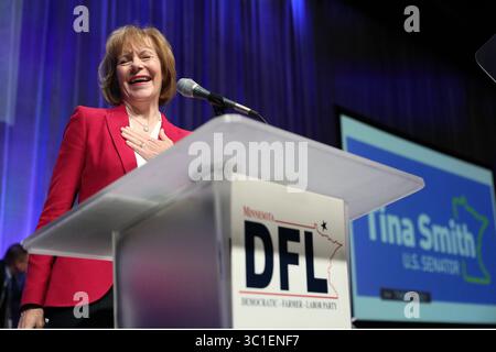 1. Juni 2018: Minneapolis, MN, USA – US-Senatorin Tina Smith nahm die Zustimmung der Partei während der DFL State Convention am Freitag entgegen. ...Demokraten aus dem ganzen Staat versammelten sich zum DFL State Convention, um die Kandidaten ihrer Partei am Freitag, den 1. Juni 2018 im Mayo Civic Center in Rochester, Minn. (Credit Image: Anthony Souffle/Minneapolis Star Tribune/TNS via ZUMA Wire) auszuwählen. Stockfoto