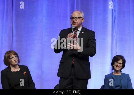 2. Juni 2018 - Rochester, MN, USA - Gouverneurskandidaten von links, Erin Murphy, Tim Walz und Rebecca Otto nehmen an einer Frage-und-Antwort-Sitzung während der DFL State Convention am Samstag, 2. Juni 2018 in Rochester, Minn. Die Demokraten starteten am Freitag in Rochester ihre landesweite Zustimmungskonvention, als sich die Republikaner in Duluth versammelten. Beide Parteien ziehen Kandidaten für den US-Senat, den Generalstaatsanwalt und andere nationale Ämter in Betracht, aber der Schwerpunkt liegt auf dem Rennen um die Ersetzung des scheidenden demokratischen Gouverneurs Mark Dayton. (Bild: Anthony Souffle/Minneapolis Star Tribune/TNS V Stockfoto