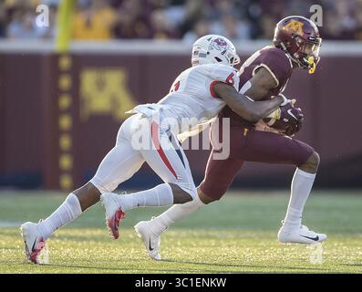8. September 2018: Minneapolis, MN, USA - USA - Minnesota's Wide Receiver Rashod Bateman trug den Ball trotz des Drucks von Fresno State Defensivverteidiger Anthoula Kelly während des ersten Quartals, als Minnesota gegen Fresno State im TCF Bank Stadium am Samstag, den 8. September 2018 in Minneapolis, MN, auftrat. (Kreditbild: Elizabeth Flores/Minneapolis Star Tribune/TNS via ZUMA Wire) Stockfoto
