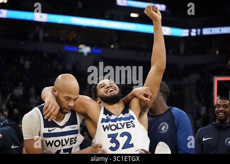 30. Januar 2019: Minneapolis, MN, USA – Minnesota Timberwolves Zentrum Karl-Anthony Towns (32), der den Siegerkorb erzielte, und Minnesota Timberwolves Stürmer Taj Gibson (67) feiern 99-97 den Überstundensieg gegen die Memphis Grizzlies. ...HINTERGRUNDINFORMATIONEN: Die Minnesota Timberwolves spielen am Mittwoch, den 30. Januar 2019, im Target Center in Downtown Minneapolis gegen die Memphis Grizzlies. Die Minnesota Timberwolves gewannen das Spiel in den Überstunden von 99 bis 97. (Kreditbild: Leila Navidi/Minneapolis Star Tribune/TNS via ZUMA Wire) Stockfoto
