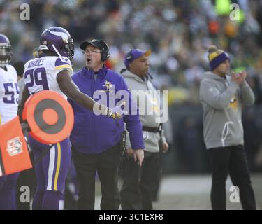 24. Dezember 2016: Green Bay, WI, USA: Vikings-Cheftrainer Mike Zimmer und Vikings Cornerback Xavier Rhodes (29) sprachen an der Seitenlinie, nachdem die Packers einen zweiten Viertelpass gegen Jordy Nelson erzielten. ...Die Wikings standen den Green Bay Packers in einem NFL-Football-Spiel am Samstag Nachmittag, 24. Dezember 2016 im Lambeau Field in Green Bay, WI gegenüber. (Bild: Jeff Wheeler/Minneapolis Star Tribune/TNS via ZUMA Wire) Stockfoto