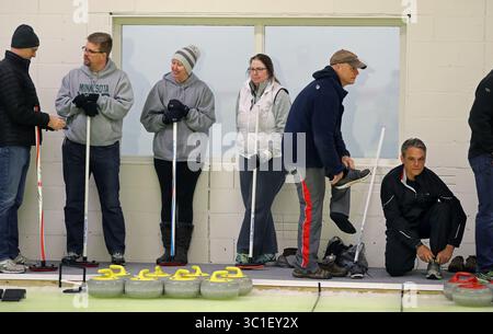 24. Januar 2017 – Lakeville, MN – Minnesota, USA – USA – mehrere Dutzend Menschen nahmen Unterricht und lernten, wie man sich dreht. Der schottische Eisstockstocksport zieht von der Iron Range ab und steigt in den Twin Cities an Popularität. Letzte Woche war die Eröffnung von Dakota Curling, dem fünften Curlingclub der Metro-Region und dem vierten seit 2012. (Kreditbild: Richard Tsong-Taatarii/Minneapolis Star Tribune/TNS via ZUMA Wire) Stockfoto