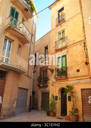 Charmante Gasse mit alten Gebäuden und Balkonen in Trapani, Sizilien, Italien Stockfoto