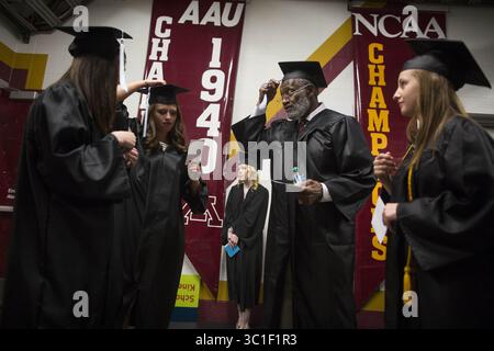 14. Mai 2015 - Minneapolis, USA - der ehemalige Gophers Great und Pro Football Hall of Famer Bobby Bell hat seinen Ärger mit einer Gruppe von Studenten behoben, als sie sich für die Prozession aufstellten, bevor sie am Donnerstag, den 14. Mai 2015, in der Mariucci Arena an der University of Minnesota in Minneapolis, Minns, das College abschloss. Bobby Bell, ehemaliger Gophers Great und Pro Football Hall of Famer, kehrte 50 Jahre später auf den Campus zurück, um am Donnerstag seinen Abschluss zu machen. (Kreditbild: Renee Jones Schneider/Minneapolis Star Tribune/TNS via ZUMA Wire) Stockfoto