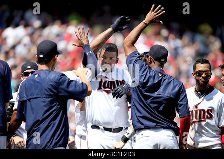18. Juni 2015 – Minneapolis, MN, USA – die Minnesota Twins wurden zum Hitter und ersten Baseman Kennys Vargas ernannt, nachdem er am Donnerstag, den 18. Juni 2015, im Target Field in Minneapolis, MN, ein Homo-Run absolviert hatte, um das Spiel am Ende des neunten Inning zwischen den Minnesota Twins und den St. Louis Cardinals zu gewinnen. (/STAR TRIBUNE) (Bild: Elizabeth Flores/Minneapolis Star Tribune/TNS via ZUMA Wire) Stockfoto