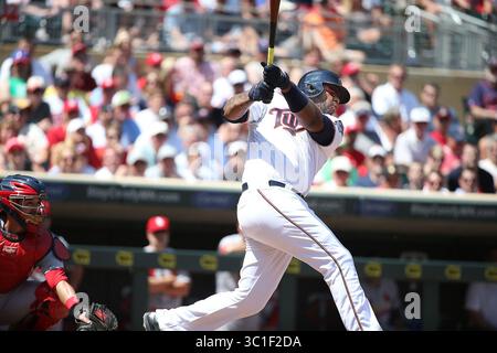 18. Juni 2015 – Minneapolis, MN, USA – Minnesota Twins ernannte Hitter und erster Baseman Kennys Vargas schlug einen Solo-Homo-Run, um das Spiel am Ende des neunten Inning zwischen den Minnesota Twins und St. Louis Cardinals zu gewinnen, Donnerstag, 18. Juni 2015 im Target Field in Minneapolis, MN. (/STAR TRIBUNE) (Bild: Elizabeth Flores/Minneapolis Star Tribune/TNS via ZUMA Wire) Stockfoto