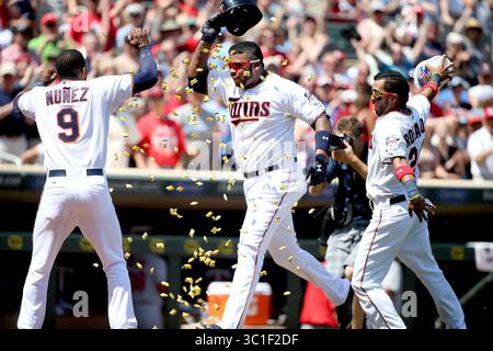 18. Juni 2015 – Minneapolis, MN, USA – die Minnesota Twins wurden zum Hitter und ersten Baseman Kennys Vargas ernannt und wurden von Mannschaftskameraden begrüßt, darunter Eduardo Nunez, links, und Eddie Rosario, der einen Eimer Kaugummi warf, nachdem er einen Solo-Homo-Lauf geschlagen hatte, um das Spiel am Ende des neunten Inning zwischen den Minnesota Twins und St. Louis Cardinals am Donnerstag, 18. Juni 2015 im Target Field in Minneunten zu gewinnen. (/STAR TRIBUNE) (Bild: Elizabeth Flores/Minneapolis Star Tribune/TNS via ZUMA Wire) Stockfoto