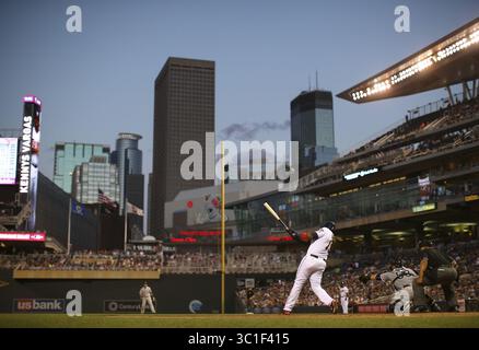 22. Juni 2015 – Minneapolis, MN, USA – Minnesota Twins ernannte den Hitter Kennys Vargas (19) traf im sechsten Inning Monday Night im Target Field einen homer mit drei Runs, um den Twins einen 9-2er Vorsprung zu geben. Die Twins veranstalteten die Chicago White Sox Monday Night, den 22. Juni 2015 im Target Field in Minneapolis. (Bild: Jeff Wheeler/Minneapolis Star Tribune/TNS via ZUMA Wire) Stockfoto