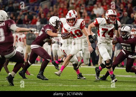 16. November 2018: Minneapolis, MN, USA - Willmar Quarterback Drey Dirksen (10) sprintete mit dem Ball an der St. Paul Johnson-Verteidigung vorbei, als St. Paul Johnson Defensive End Samuel Kray (25) versuchte, in der ersten Halbzeit den Stopp zu machen. Die Willmar High School spielte die St. Paul Johnson High School in einem MSHSL-Football-Halbfinalspiel der Klasse 4A am 16. November 2018 im U.S. Bank Stadium in Minneapolis. (Kreditbild: Anthony Souffle/Minneapolis Star Tribune/TNS via ZUMA Wire) Stockfoto