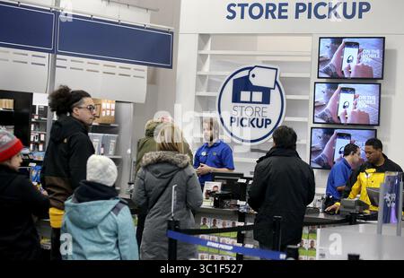 29. November 2018 - Roseville, MN, USA - Best Buy Kundendienstspezialist Seth Hotchkiss, Center, wartet auf einen Kunden bei der Abholung im Geschäft Donnerstag, 29. November 2018, bei Best Buy in Roseville, MN. .. .. Die Diebstähle stiegen nach dem Cyber-Montag und während der Weihnachtszeit an. Wir fragen die Bezirkspolizeibehörden, wie dieses Jahr im Vergleich zu den Vorjahren abschneidet und was die Menschen tun können, um Verandatpiraten zu verhindern. (Kreditbild: David Joles/Minneapolis Star Tribune/TNS via ZUMA Wire) Stockfoto