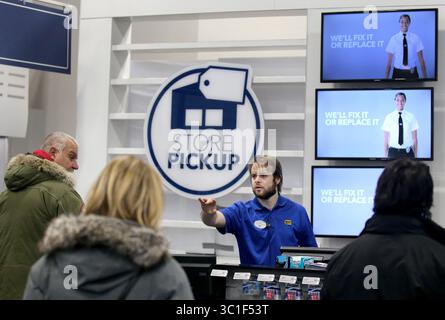 29. November 2018 - Roseville, MN, USA - Best Buy Kundendienstspezialist Seth Hotchkiss wartet auf Kunden bei der Abholung im Geschäft Donnerstag, 29. November 2018, bei Best Buy in Roseville, MN. .. .. Die Diebstähle stiegen nach dem Cyber-Montag und während der Weihnachtszeit an. Wir fragen die Bezirkspolizeibehörden, wie dieses Jahr im Vergleich zu den Vorjahren abschneidet und was die Menschen tun können, um Verandatpiraten zu verhindern. (Kreditbild: David Joles/Minneapolis Star Tribune/TNS via ZUMA Wire) Stockfoto