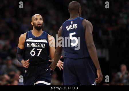 27. Oktober 2017 – Minneapolis, MN, USA – Minnesota Timberwolves Stürmer Taj Gibson (67) wurde von Minnesota Timberwolves Center Gorgui Dieng (5) gratuliert, nachdem er in der zweiten Halbzeit einen 3-Punkte-Schuss erzielt hatte. ...Spiel-Action aus einem NBA-Spiel zwischen den Minnesota Timberwolves und dem Oklahoma City Thunder Freitag, 27. Oktober 2017 im Target Center in Minneapolis. (Kreditbild: Anthony Souffle/Minneapolis Star Tribune/TNS via ZUMA Wire) Stockfoto