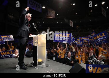 2. Juni 2018: Rochester, MN, USA – der Gouverneurskandidat Tim Walz sprühte seine Faust, als er am Samstag auf der Bühne des DFL State Convention sprach. ...Demokraten aus dem ganzen Bundesstaat versammelten sich am zweiten Tag der DFL State Convention, um die Kandidaten ihrer Partei am Samstag, 2. Juni 2018 im Mayo Civic Center in Rochester, Minn. (Credit Image: Anthony Souffle/Minneapolis Star Tribune/TNS via ZUMA Wire) auszuwählen. Stockfoto