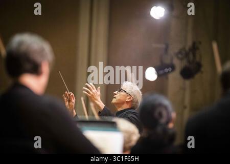 12. August 2018: Durban, MN, Minnesota, SÜDAFRIKA: Der Musikdirektor des Minnesota Orchestra Osmo Vänskä dirigiert während des Konzerts in Durban. ...HINTERGRUNDINFORMATIONEN: Konzert des Minnesota Orchestra in Durban, Südafrika am Sonntag, 12. August 2018. (Kreditbild: Leila Navidi/Minneapolis Star Tribune/TNS via ZUMA Wire) Stockfoto