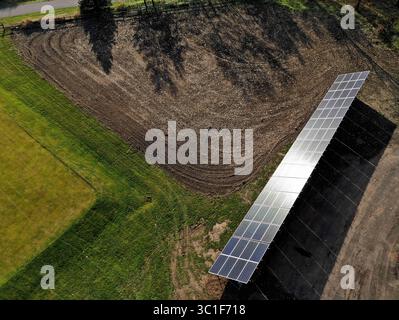 31. Oktober 2018 – Maplewood, MN, USA – Ramsey County wird den ersten Solarpaneelpark der Regierung in Teichen auf dem Battle Creek Golf Course in Maplewood vorstellen. Das County hat 64 Paneele entlang des Kurses installiert, der erste Schritt, bis 2025 alle Gebäude und Einrichtungen der Parks vollständig mit erneuerbaren Energien versorgt werden. .. , MN 28.10.2018. (Kreditbild: Brian Peterson/Minneapolis Star Tribune/TNS via ZUMA Wire) Stockfoto