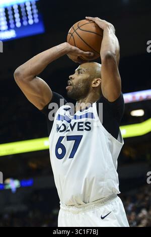 5. Dezember 2018: NESOTA, USA – Minnesota Timberwolves Stürmer Taj Gibson (67) traf in der ersten Halbzeit einen 3-Pointer-Treffer gegen die Charlotte Hornets. ...Die Minnesota Timberwolves spielten am Mittwoch, 5. Dezember 2018 im Target Center in Minneapolis, Minn. (Kreditbild: Aaron Lavinsky/Minneapolis Star Tribune/TNS via ZUMA Wire) Stockfoto