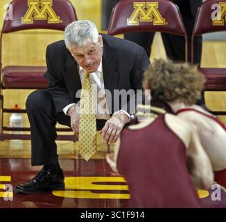 Februar 2009 – Minneapolis – Williams Arena, MN, USA – Assign. #00006935A 22. Februar 2009 - ALLGEMEINE INFORMATIONEN: Gophers Herren Basketball vs. Northwestern AUF DIESEM FOTO: Gophers Head Wrestling Coach J Robinson. (Kreditbild: Marlin Levison/Minneapolis Star Tribune/TNS via ZUMA Wire) Stockfoto
