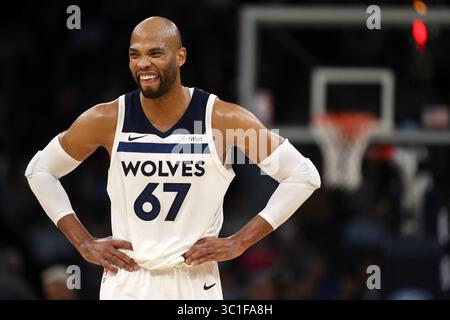4. November 2017: Minneapolis, MN, USA – Minnesota Timberwolves Stürmer Taj Gibson (67) lächelte, als er zu Beginn der zweiten Halbzeit mit einem Beamten scherzte. ...Spiel-Action aus einem NBA-Spiel zwischen den Minnesota Timberwolves und den Dallas Mavericks am Samstag, 4. November 2017 im Target Center in Minneapolis. (Kreditbild: Anthony Souffle/Minneapolis Star Tribune/TNS via ZUMA Wire) Stockfoto